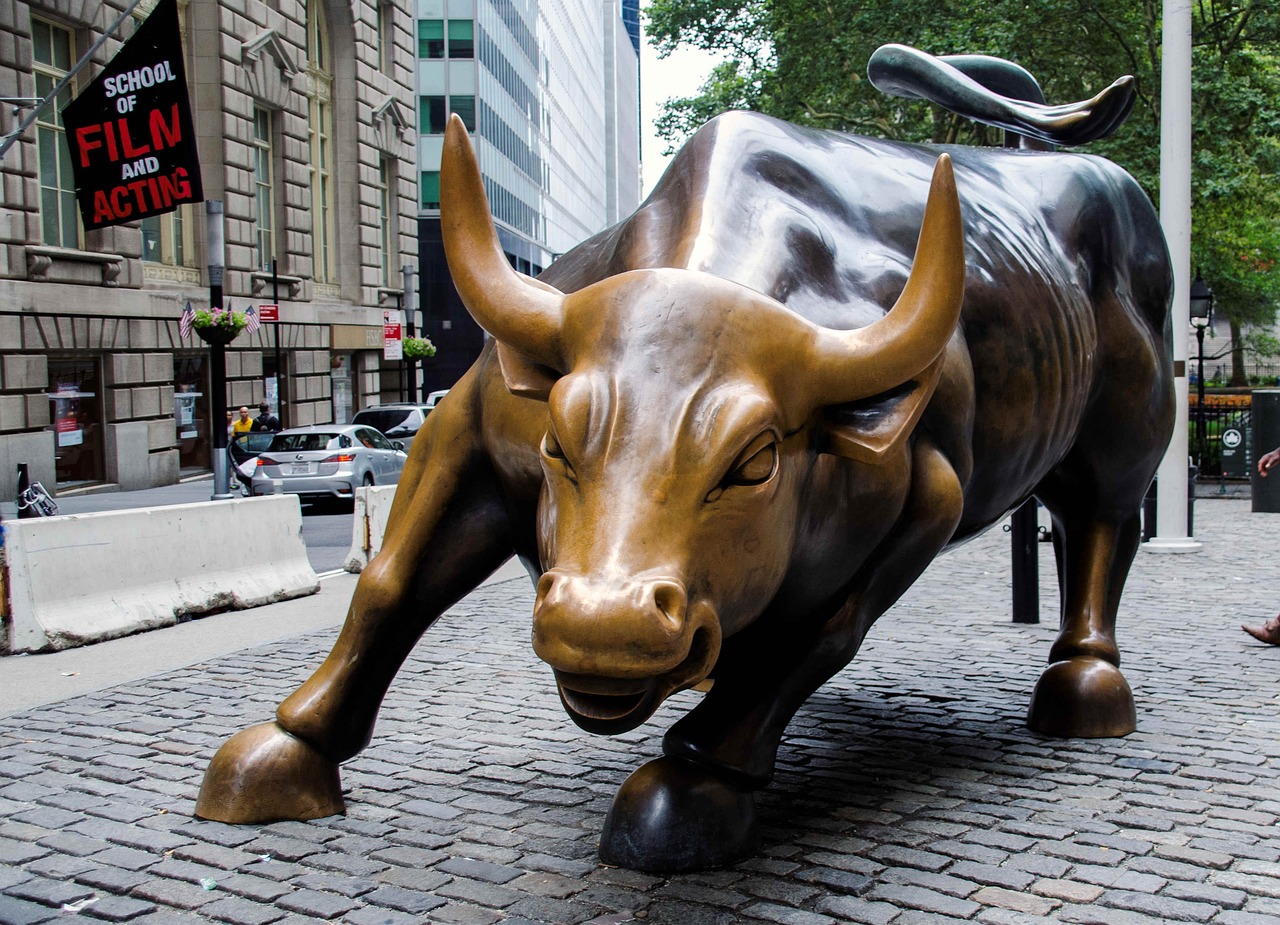 bull sculpture in New york financial district