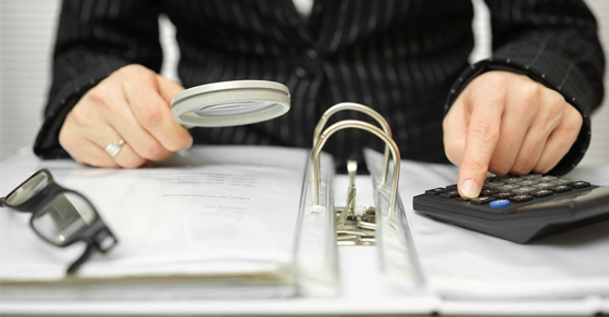 person looking through independent contractor accounts