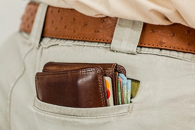 A-businessman_s-pocket-full-of-cash-and-his-business-credit-card_1