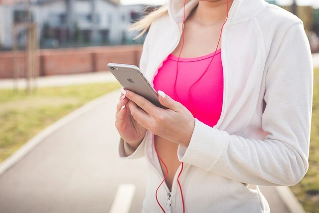 woman-checking-Fitness-App-during-her-run-outdoors woman checking Fitness App during her run outdoors