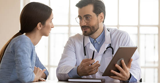 Look,At,Screen,,Please.,Positive,Capable,Doc,General,Practitioner,Demonstrating patient speaking to a doctor